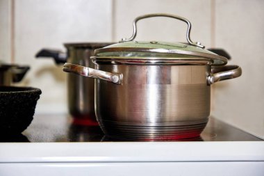 Öğlen veya akşam yemeği ocakta hazırlanıyor.