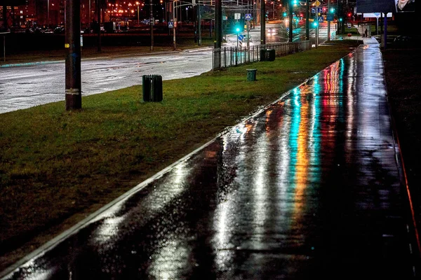 街路灯付き雨の夜の後のぬれた街の通り — ストック写真