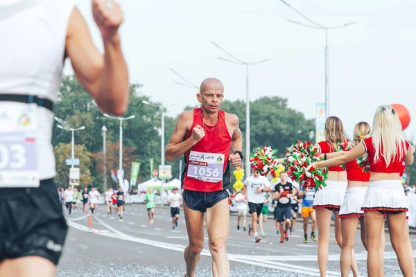 September 2018 Minsk Belarus Unknown Bald Athlete Runs Street Marathon — стокове фото