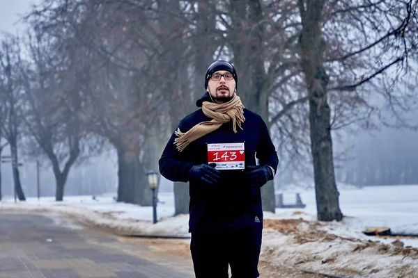 2019年2月9日明斯克白俄罗斯跑步 专门为2月14日举行的冬季比赛的一名参赛者在寒冷中穿过公园 — 图库照片