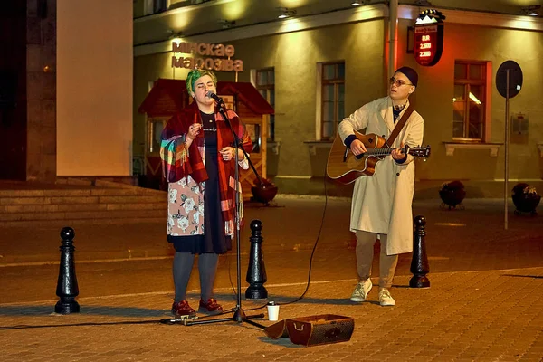 October 2019 Minsk Belarus Man Plays Guitar Woman Green Hair — Stock Photo, Image