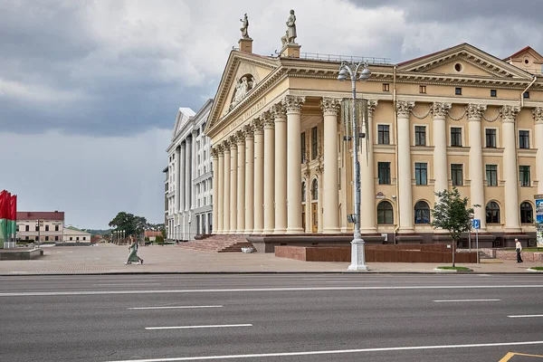 June 20 2020 Minsk An avenue in a city with heavy clouds in the sky.A large building with columns. — Stock Photo, Image