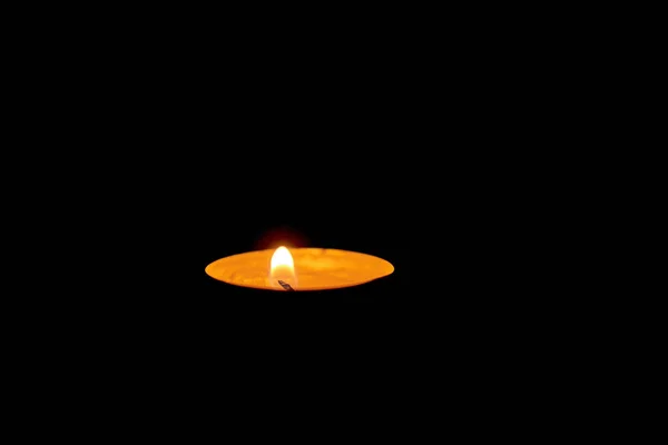 Στρογγυλό κερί. επιπλέουν κεριά σε ένα πάσσαλο αλουμινίου. Χαμηλή φωτεινή ατμόσφαιρα — Φωτογραφία Αρχείου