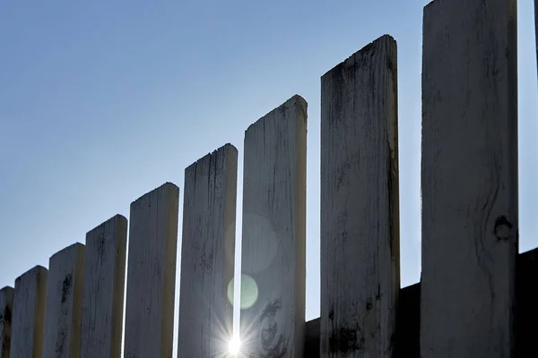 Valla Gris Madera Día Soleado Verano Sol Brilla Través Cerca — Foto de Stock