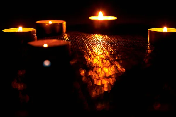 Journée Commémorative Bougies Brûlant Dans Obscurité Avec Accent Sélectif Doux — Photo