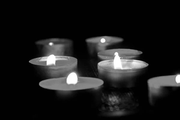 Anma Töreninin Anısına Siyah Bir Arkaplanda Mum Yakmak Yas Keder — Stok fotoğraf