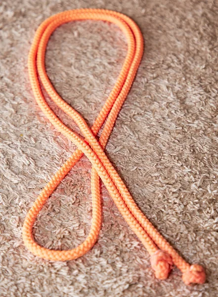 クラスのためにカーペットの上に横たわるピンクのスキップロープ — ストック写真