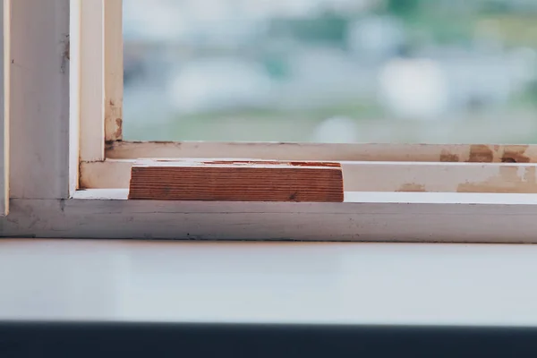 Okně Leží Kus Dřevěné Tyče Stavební Práce — Stock fotografie