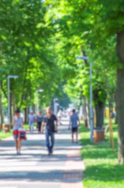 Bulanık odaklı insanlar parkta yürüyorlar..