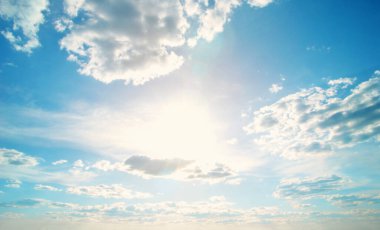 Mavi gökyüzünde beyaz bulutlar