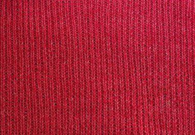 Yünlü kumaş kırmızısı örülmüş..