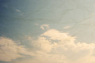 Mavi gökyüzünde bulutlar ile antika arka plan