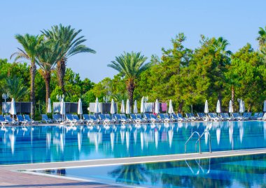 Güzel havuzlu lüks bir tatil köyü.