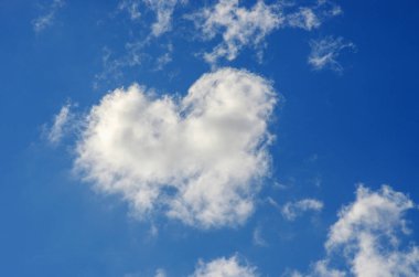 Mavi gökyüzünde beyaz bulutlar