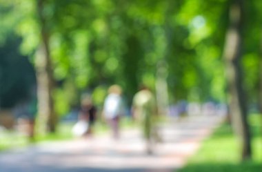 Bulanık odaklı insanlar parkta yürüyorlar..