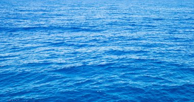 Dalgalı mavi deniz yüzeyi