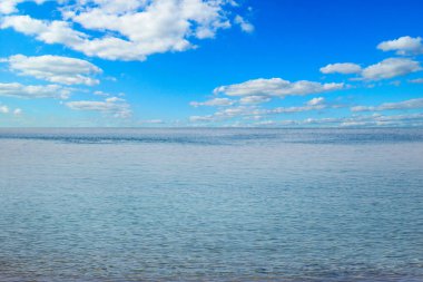 Güzel gökyüzü ve mavi deniz