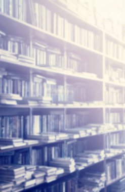 arka plan tasarımınız için Kütüphane içinde bulanık bookshelf