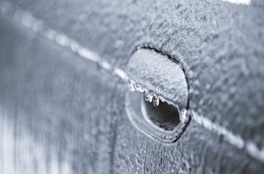 Gri bir arabada buzlu yağmur. Donmuş araba.