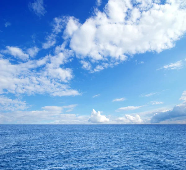 Vacker Himmel Och Blått Hav — Stockfoto