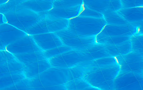 スイミング プールの水を波紋します — ストック写真