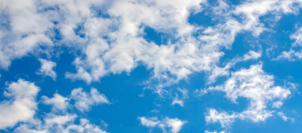 Λευκά Σύννεφα Στον Γαλάζιο Ουρανό — Φωτογραφία Αρχείου