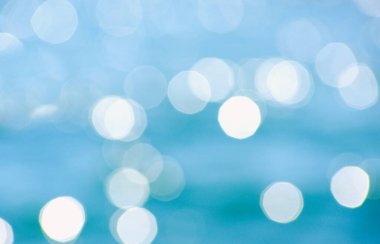 Deniz arka planındaki ışıklar. Dalgalar.