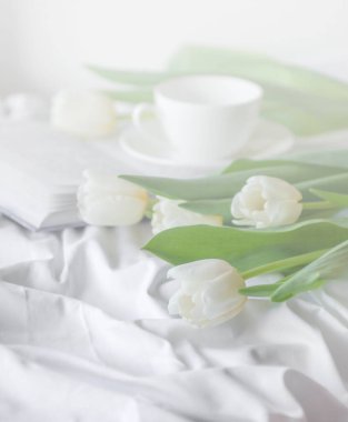 Bir fincan sıcak çay ve kitap.