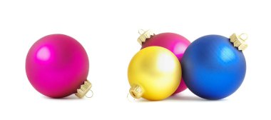 Beyaz arka planda izole edilmiş Noel topları