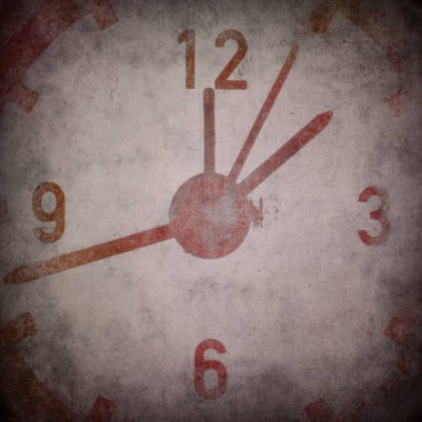 Bir grunge duvarının arka planındaki klasik saat. Eski paslı retro saat