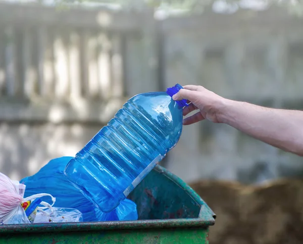 Ludzie Trzymający Ręcznie Plastikowe Butelki Śmieci Szklane Wkładanie Worka Śmieci — Zdjęcie stockowe