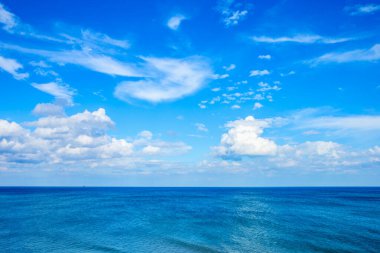 Güzel gökyüzü ve mavi deniz