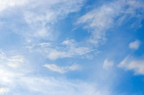 Witte Wolken Blauwe Lucht — Stockfoto