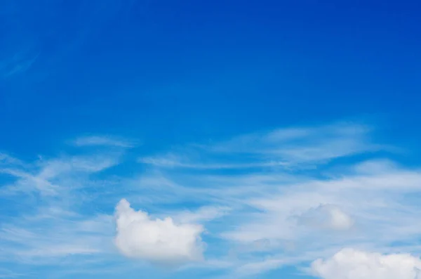 Witte Wolken Blauwe Lucht — Stockfoto