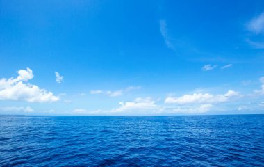 Güzel gökyüzü ve mavi deniz