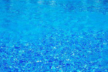 Yüzme havuzunda su dalgalanma