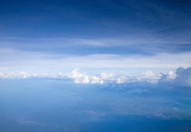 Bulutlar, uçak penceresinden bir görünüm