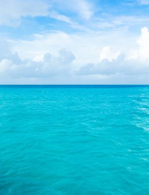 Sakin deniz ve bulutlu gökyüzü güzel sahne