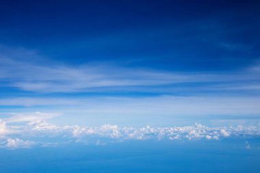 Bulutlar, uçak penceresinden bir görünüm