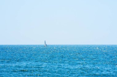 Güzel gökyüzü ve mavi deniz