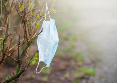 Elde maske. Hava kirliliği pm2.5 ve Corona virüslerini koru, Covid-19. Boşluğu kopyala.