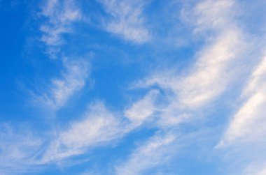 Mavi gökyüzünde beyaz bulutlar