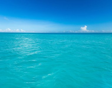 Güzel gökyüzü ve mavi deniz. deniz plajı