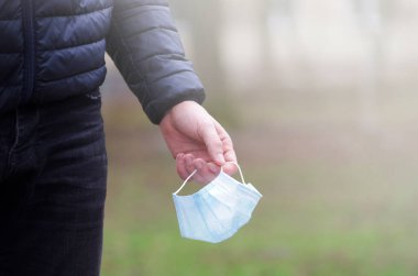 Elde maske. Hava kirliliği pm2.5 ve Corona virüslerini koru, Covid-19. Boşluğu kopyala.