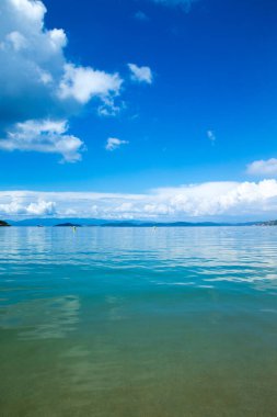 Mavi deniz ve güzel gökyüzü. deniz plajı