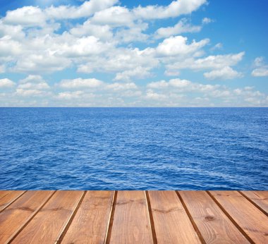  Deniz ve ahşap platform