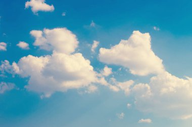 Mavi gökyüzünde beyaz bulutlar