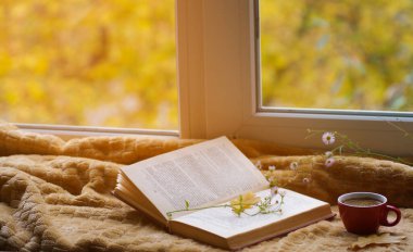 Arka planda sıcak kahve ve sonbahar doğası..