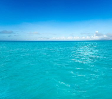 Güzel gökyüzü ve mavi deniz. deniz plajı