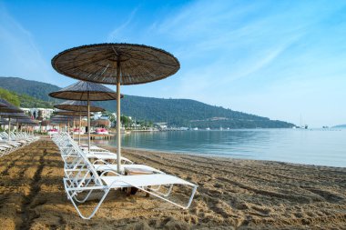 Güzel gökyüzü ve mavi deniz. Tropik plaj 